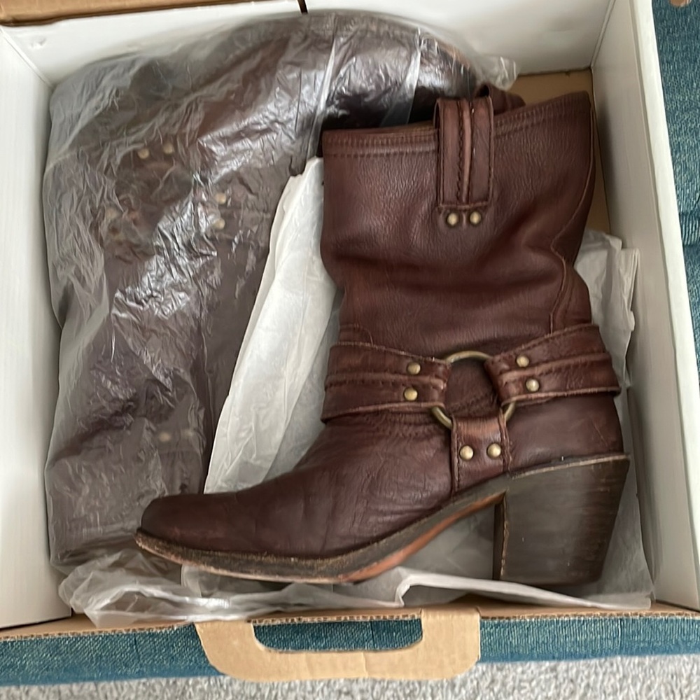 Frye distressed leather engineer boots in great condition!